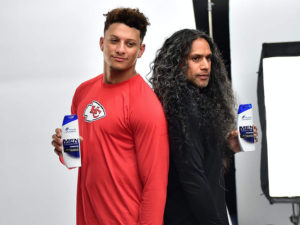 1UP Sports Marketing client Patrick Mahomes and Troy Polamalu stand back-to-back during a Head & Shoulders commercial