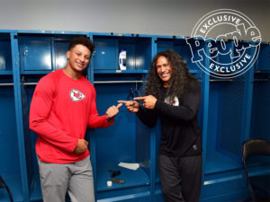 1UP Sports Marketing client Patrick Mahomes smiling and pointing at Troy Polamalu in a locker room during a Head & Shoulders commercial